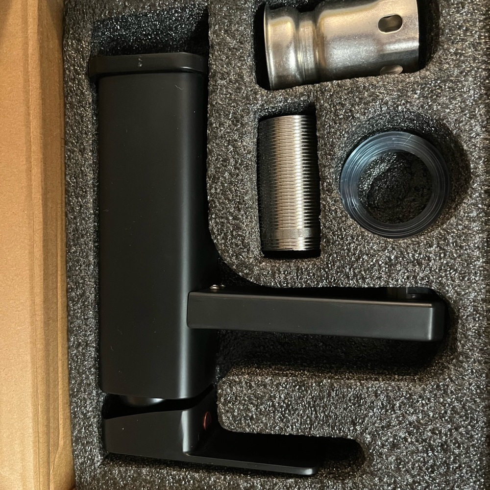 New black single hole faucet